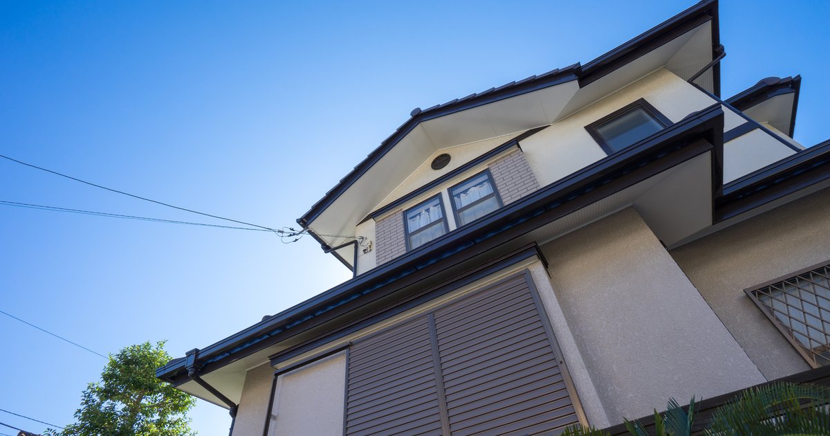 見上げた住宅の軒下と外壁上部